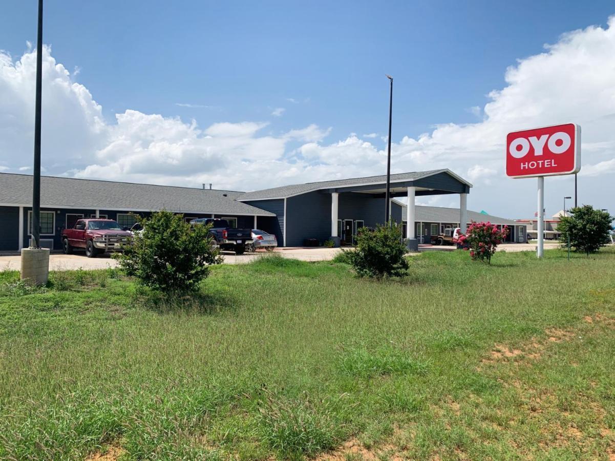 Oyo Hotel Pearsall I-35 West מראה חיצוני תמונה