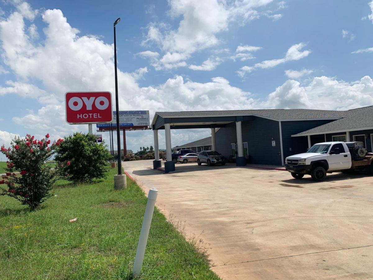 Oyo Hotel Pearsall I-35 West מראה חיצוני תמונה