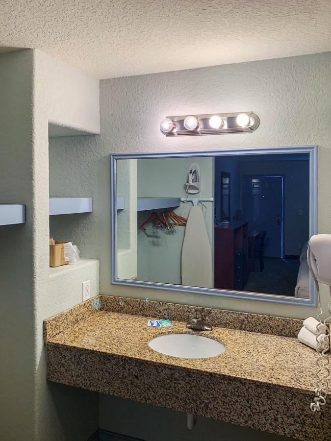 Oyo Hotel Pearsall I-35 West מראה חיצוני תמונה