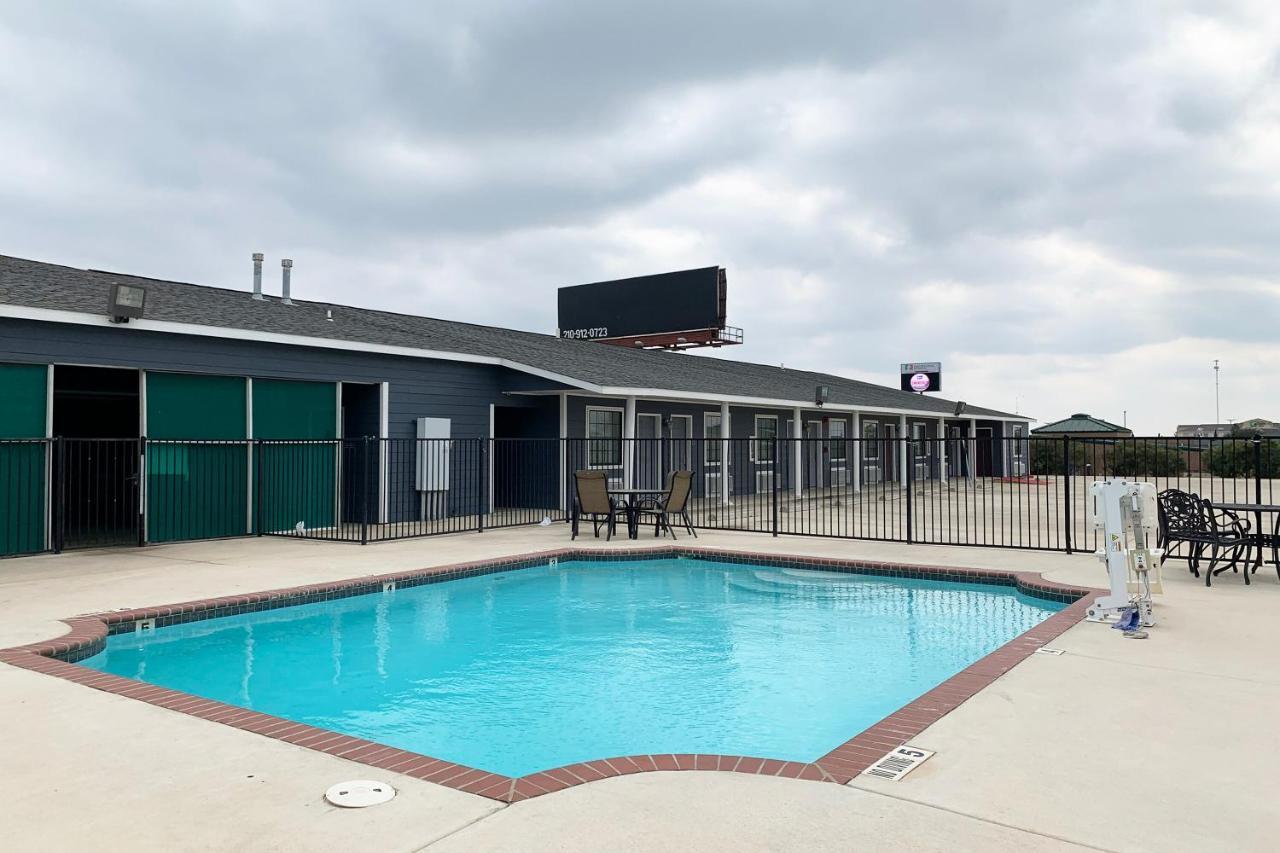 Oyo Hotel Pearsall I-35 West מראה חיצוני תמונה