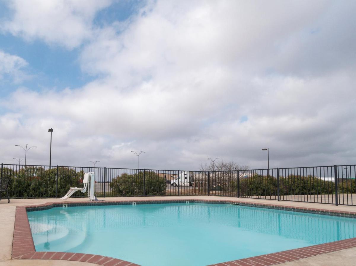Oyo Hotel Pearsall I-35 West מראה חיצוני תמונה