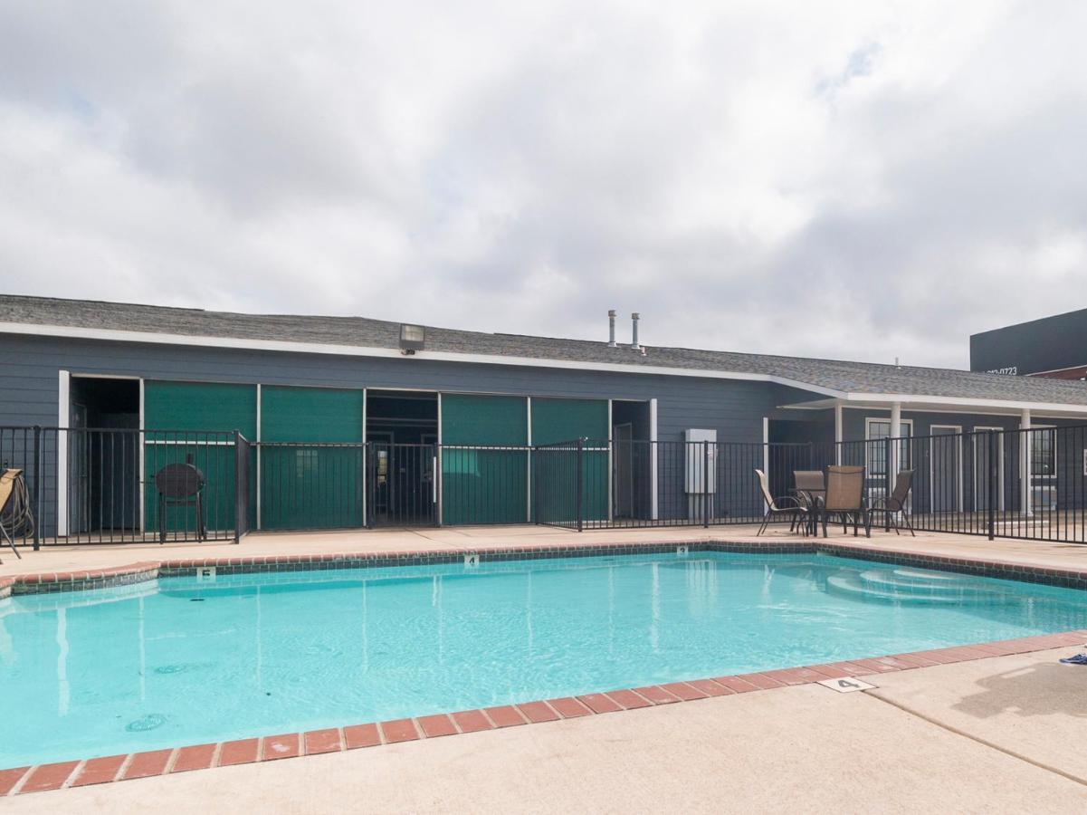 Oyo Hotel Pearsall I-35 West מראה חיצוני תמונה
