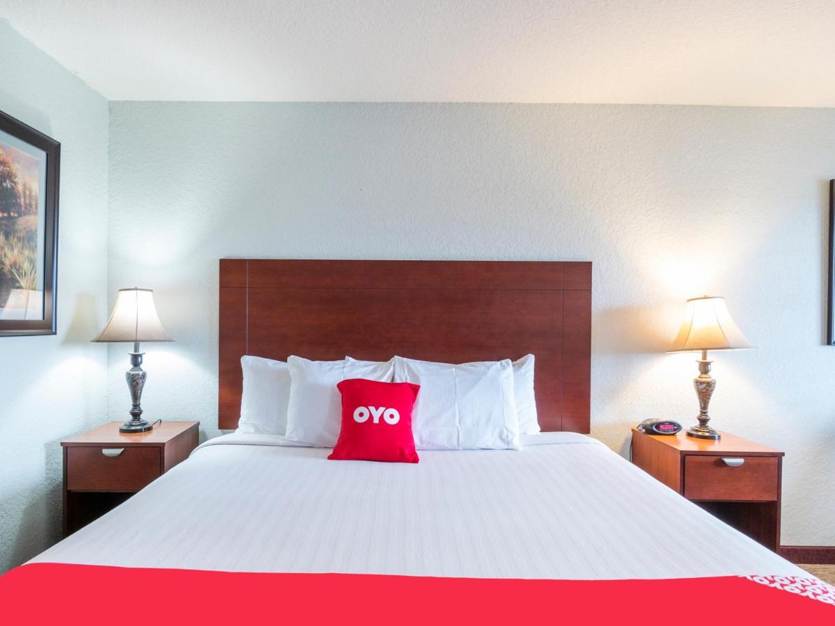 Oyo Hotel Pearsall I-35 West מראה חיצוני תמונה
