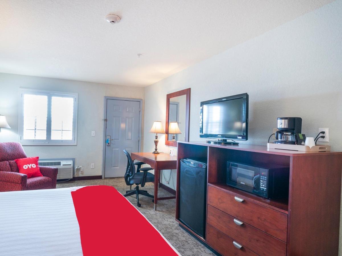 Oyo Hotel Pearsall I-35 West מראה חיצוני תמונה