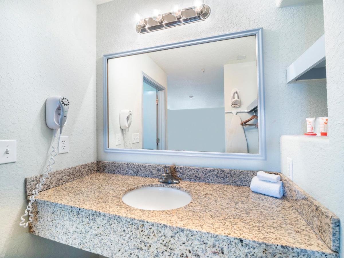 Oyo Hotel Pearsall I-35 West מראה חיצוני תמונה
