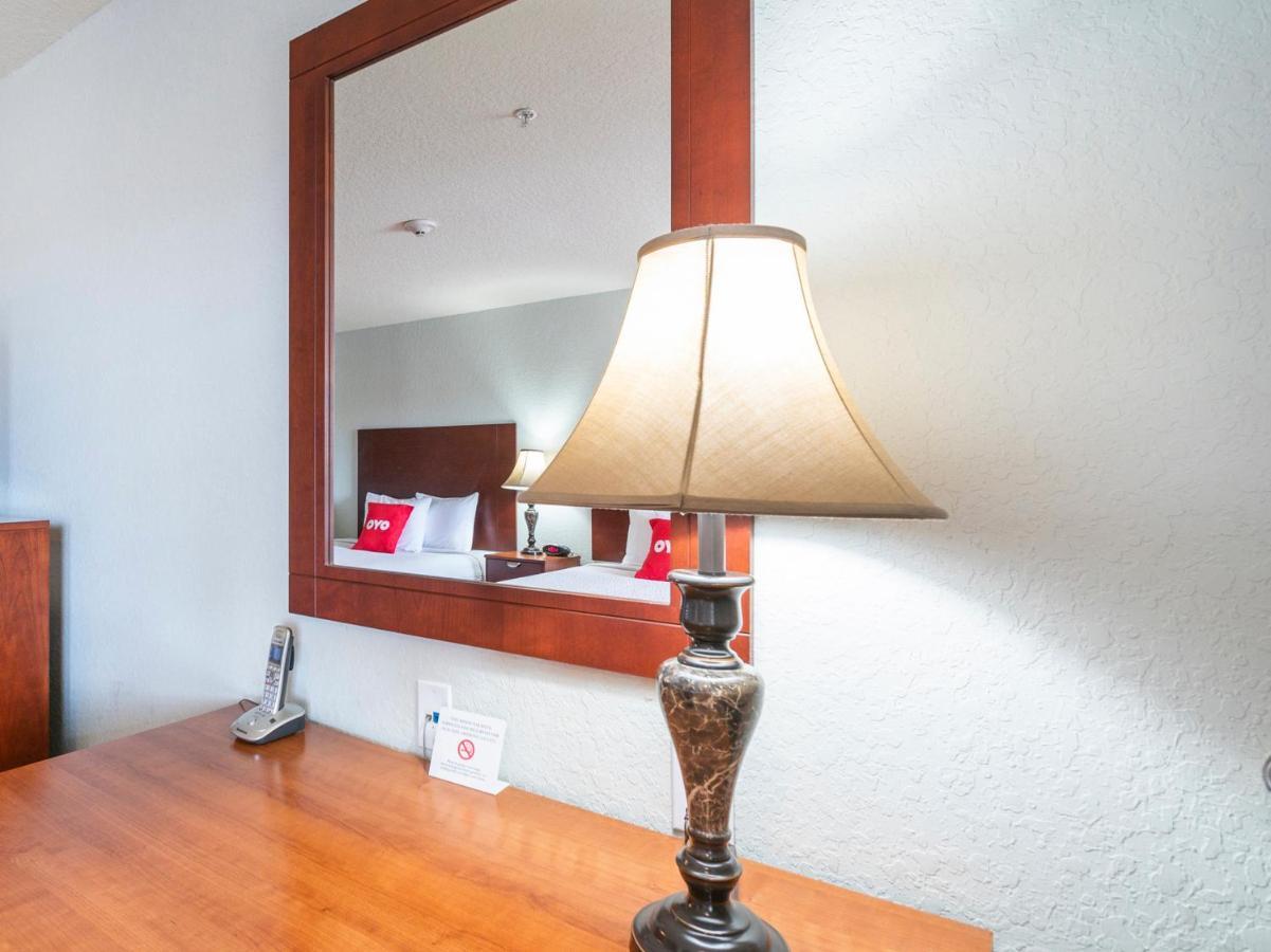 Oyo Hotel Pearsall I-35 West מראה חיצוני תמונה