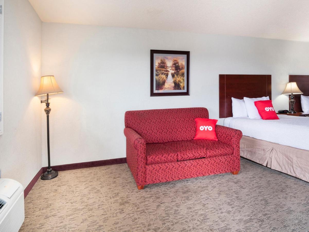 Oyo Hotel Pearsall I-35 West מראה חיצוני תמונה
