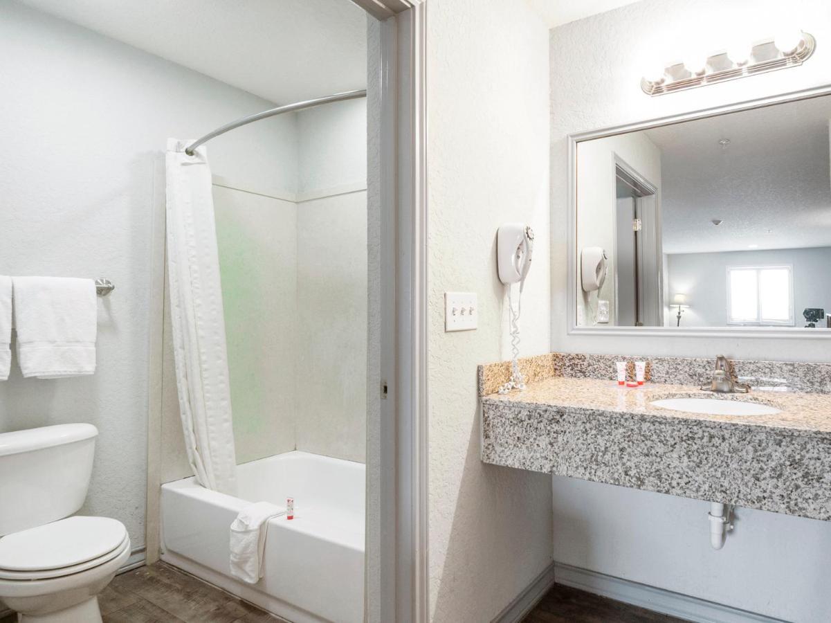 Oyo Hotel Pearsall I-35 West מראה חיצוני תמונה