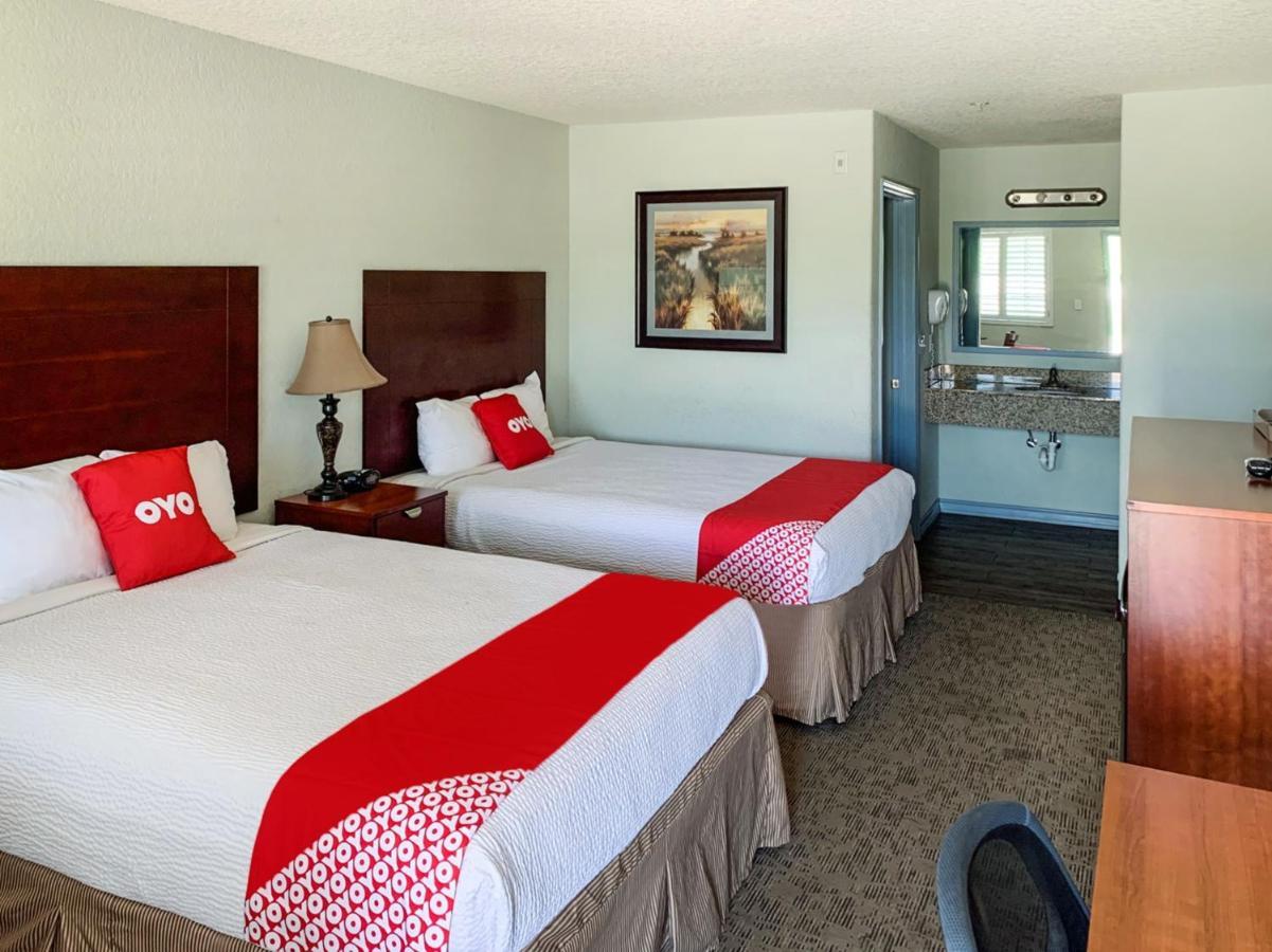 Oyo Hotel Pearsall I-35 West מראה חיצוני תמונה